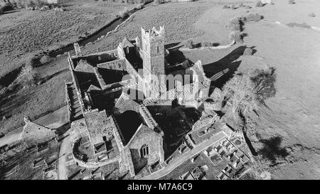 Fotografia in bianco e nero di un vecchio irish castello in rovina abbey. quin abbey nella contea di Clare Irlanda Foto Stock