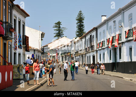 São Pedro street durante una corrida (tourada à corda). Angra do Heroísmo, un sito Patrimonio Mondiale dell'UNESCO. L'isola di Terceira, Azzorre. Portogallo Foto Stock