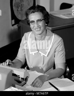 Katherine Johnson. Ritratto di Katherine Coleman Goble Johnson (nato 1918) presso la NASA nel 1966. Foto Stock