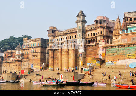 Il ghats lungo il fiume Gange banche, Varanasi, Indiahistoric Foto Stock