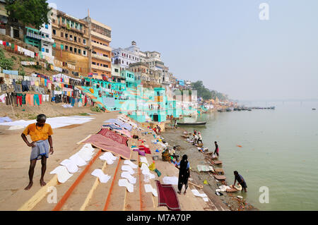 Il ghats lungo il fiume Gange banche, Varanasi, India Foto Stock