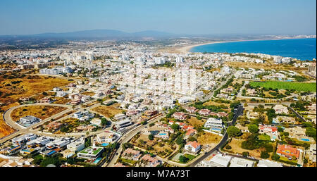 Antenna fuco vista di Lagos quartiere residenziale e case in Portogallo Foto Stock