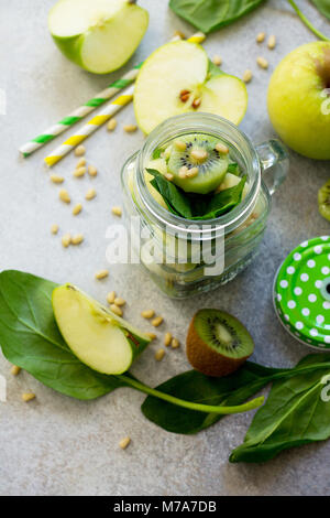 Sano cibo vegan concetto. Una corretta alimentazione. Frullati di verde e gli ingredienti per la preparazione di frullati verde. Foto Stock