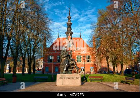 Astronomo Johannes Hevelius monumento contro il Municipio della Città Vecchia di Danzica, Polonia Foto Stock