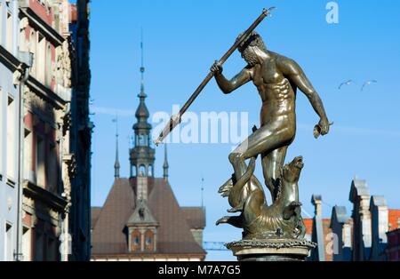 Fontana di Nettuno - simbolo di Danzica, situato al Mercato Lungo, offuscata del tetto della Torre di prigione in background, Polonia Foto Stock