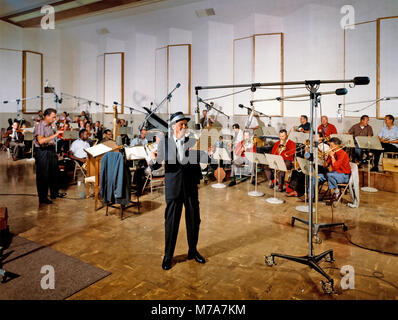 FRANK SINATRA (1915-1998) foto promozionale del cantante e attore di cinema circa 1957 Foto Stock