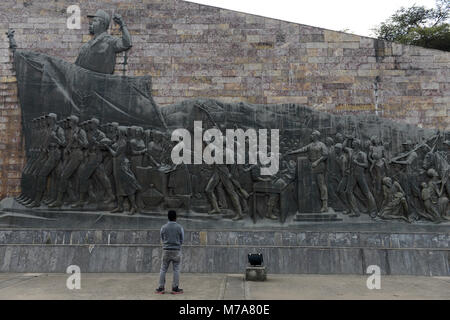 L' Etiopia, Addis Abeba, il Monumento Tiglachin, noto anche come Derg monumento di Churchill Avenue, Derg era il regime comunista sotto il dittatore Mengistu Haile Mariam, è un memoriale al etiope e soldati cubani coinvolti nell'Ogaden guerra tra Somalia ed Etiopia, inaugurato il 12 settembre 1984, la statua è stata donata dalla Corea del Nord ed è stato prodotto dal Mansudae Art Studio, parete di rilievo con lavoratore, contadino e soldato guidato dal dittatore / AETHIOPIEN, Addis Abeba, monumento aus der kommunistischen Derg Zeit Foto Stock