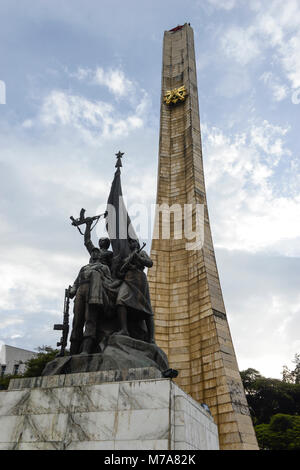 L' Etiopia, Addis Abeba, il Monumento Tiglachin, noto anche come Derg monumento di Churchill Avenue, Derg era il regime comunista sotto il dittatore Mengistu Haile Mariam, è un memoriale al etiope e soldati cubani coinvolti nell'Ogaden guerra tra Somalia ed Etiopia, inaugurato il 12 settembre 1984, la statua è stata donata dalla Corea del Nord ed è stato prodotto dal Mansudae Art Studio / AETHIOPIEN, Addis Abeba, monumento aus der kommunistischen Derg Zeit Foto Stock