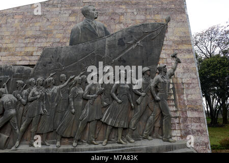 L' Etiopia, Addis Abeba, il Monumento Tiglachin, noto anche come Derg monumento di Churchill Avenue, Derg era il regime comunista sotto il dittatore Mengistu Haile Mariam, è un memoriale al etiope e soldati cubani coinvolti nell'Ogaden guerra tra Somalia ed Etiopia, inaugurato il 12 settembre 1984, la statua è stata donata dalla Corea del Nord ed è stato prodotto dal Mansudae Art Studio, parete di rilievo con lavoratore, contadino e soldato guidato dal dittatore / AETHIOPIEN, Addis Abeba, monumento aus der kommunistischen Derg Zeit Foto Stock