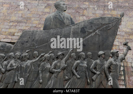 L' Etiopia, Addis Abeba, il Monumento Tiglachin, noto anche come Derg monumento di Churchill Avenue, Derg era il regime comunista sotto il dittatore Mengistu Haile Mariam, è un memoriale al etiope e soldati cubani coinvolti nell'Ogaden guerra tra Somalia ed Etiopia, inaugurato il 12 settembre 1984, la statua è stata donata dalla Corea del Nord ed è stato prodotto dal Mansudae Art Studio, parete di rilievo con lavoratore, contadino e soldato guidato dal dittatore / AETHIOPIEN, Addis Abeba, monumento aus der kommunistischen Derg Zeit Foto Stock