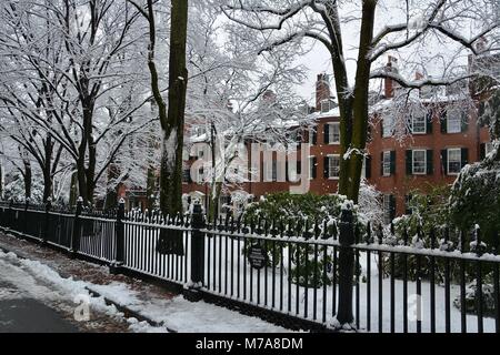 Case e ghisa recinzioni lungo Louisburg quadrato su Beacon Hill a Boston, Massachusetts dopo una tempesta di neve. Foto Stock