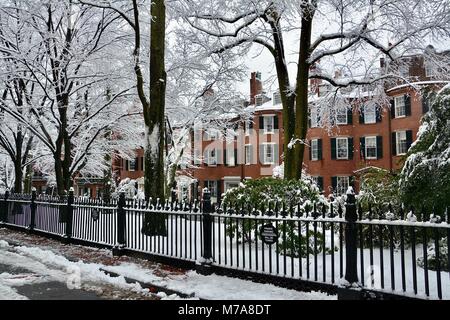 Case e ghisa recinzioni lungo Louisburg quadrato su Beacon Hill a Boston, Massachusetts dopo una tempesta di neve. Foto Stock