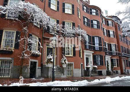 Case e ghisa recinzioni lungo Louisburg quadrato su Beacon Hill a Boston, Massachusetts dopo una tempesta di neve. Foto Stock