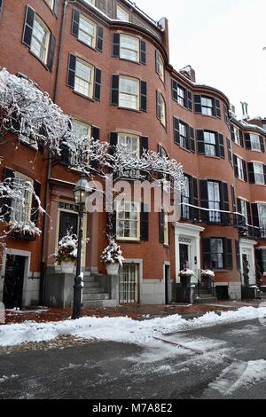 Case e ghisa recinzioni lungo Louisburg quadrato su Beacon Hill a Boston, Massachusetts dopo una tempesta di neve. Foto Stock