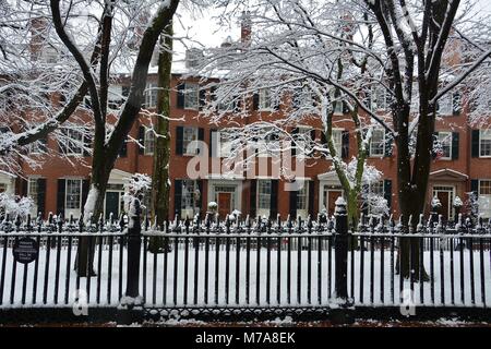 Case e ghisa recinzioni lungo Louisburg quadrato su Beacon Hill a Boston, Massachusetts dopo una tempesta di neve. Foto Stock