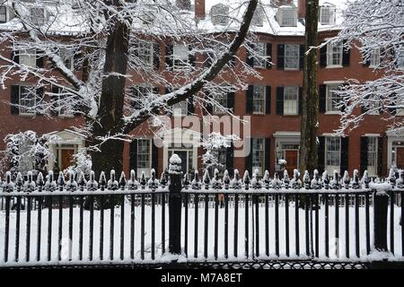 Case e ghisa recinzioni lungo Louisburg quadrato su Beacon Hill a Boston, Massachusetts dopo una tempesta di neve. Foto Stock