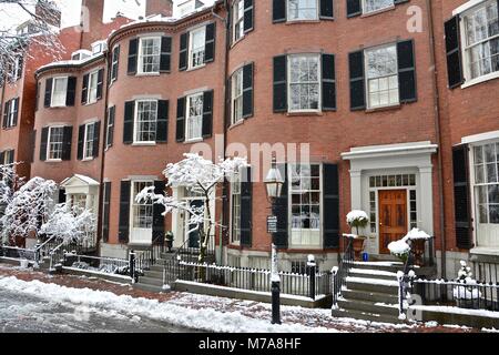 Case e ghisa recinzioni lungo Louisburg quadrato su Beacon Hill a Boston, Massachusetts dopo una tempesta di neve. Foto Stock