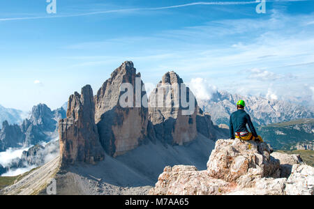 Escursionista si siede al vertice del Paternkofel, fronte nord delle Tre Cime di Lavaredo, Sesto Dolomiti Alto Adige Südtirol Foto Stock