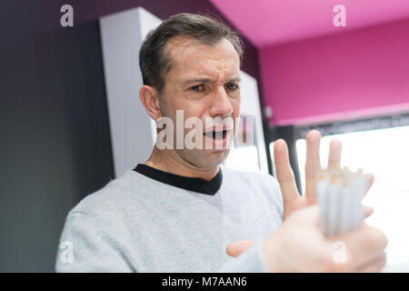 Uomo maturo di rifiutare una sigarette Foto Stock