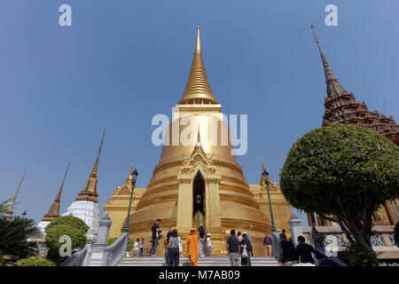 Phra Siratana Chedi dorato, reliquiario santuario, Wat Phra Kaeo, grande palazzo, Ko Ratanakosin, Bangkok, Thailandia Foto Stock