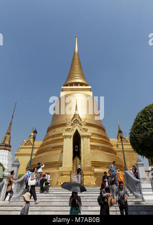 Phra Siratana Chedi dorato, reliquiario santuario, Wat Phra Kaeo, grande palazzo, Ko Ratanakosin, Bangkok, Thailandia Foto Stock