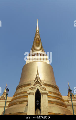 Phra Siratana Chedi dorato, reliquiario santuario, Wat Phra Kaeo, grande palazzo, Ko Ratanakosin, Bangkok, Thailandia Foto Stock