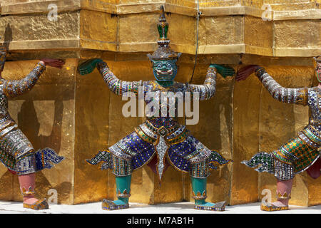 Yaksha figure come cariatidi, Wat Phra Kaeo, Ko Ratanakosin, Bangkok, Thailandia Foto Stock