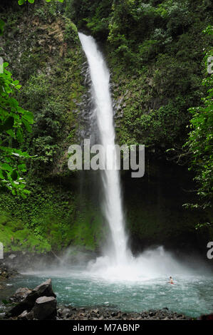 La Cascata di Fortuna si distingue come uno dei più spettacolari cascate in Costa Rica. Foto Stock