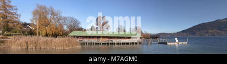 Sedie a sdraio su un ponte in Tegernsee, Bad Wiessee, Alta Baviera, Baviera, Germania meridionale, Germania, Foto Stock