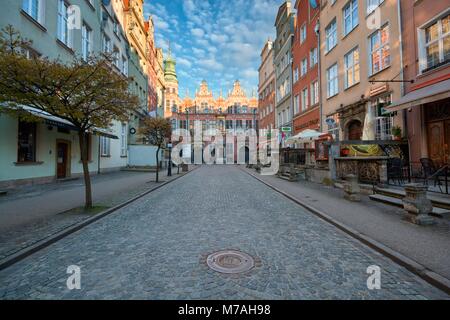 GDANSK, Polonia - 19 Aprile 2017: Piwna si è conclusa con la facciata ornata di Grande Armeria nella Città Vecchia di Danzica a sunrise, Polonia Foto Stock