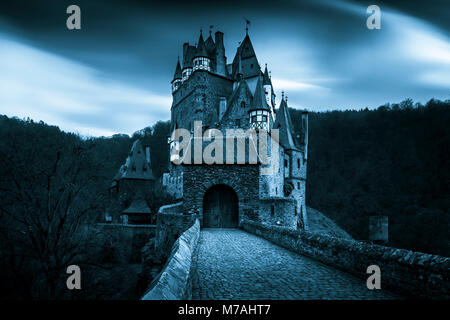 Il Castello Eltz vicino Münstermaifeld in Eifel in blu misticamente alla luce della sera Foto Stock