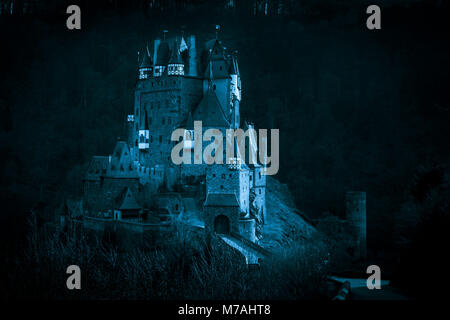 Il Castello Eltz vicino Münstermaifeld in Eifel in blu misticamente alla luce della sera Foto Stock