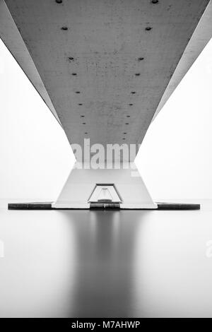 Il Zeelandbrücke oltre l'Osterschelde in bianco e nero esposizione lunga Foto Stock