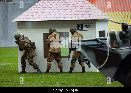 Una performance dimostrativa di forze di polizia delle forze speciali - "sequestro di terroristi" a Mosca Luzhniki stadium durante la giornata di polizia, Russia Foto Stock