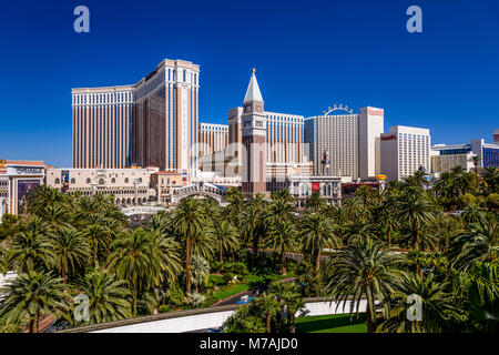 Gli Stati Uniti, Nevada, Clark County, Las Vegas, Las Vegas Boulevard, la striscia, il veneziano e Harrah's, vista dal miraggio Foto Stock