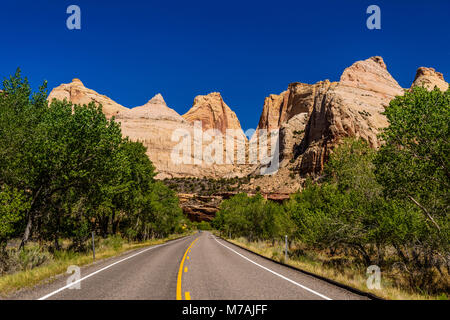 Gli Stati Uniti, Utah, Wayne County, Torrey, parco nazionale di Capitol Reef, Fremont River Valley, stato percorso 24 con cupola del Campidoglio Foto Stock