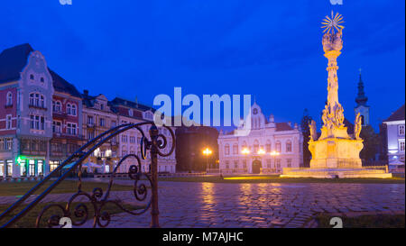 Vista notturna della Trinità illumina la colonna sulla Piazza Unirii, Timisoara, Romania Foto Stock