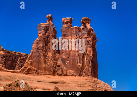 Gli Stati Uniti, Utah, Grand county, Moab, Parco Nazionale di Arches, il Palazzo di Giustizia di torre, tre pettegolezzi Foto Stock