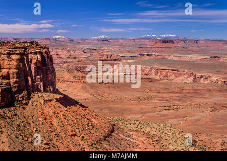 Gli Stati Uniti, Utah, la contea di San Juan, Moab, il Parco Nazionale di Canyonlands, Island in the Sky, scogliere arancione verso Henry Mountains Foto Stock