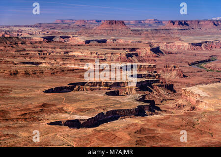 Gli Stati Uniti, Utah, la contea di San Juan, Moab, il Parco Nazionale di Canyonlands, isola nel cielo, verde si affacciano sul fiume Foto Stock