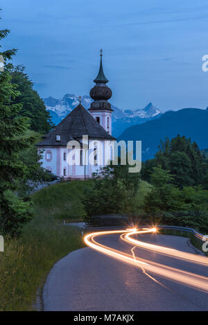 L'Europa, in Germania, in Baviera, Berchtesgadener Land, a Berchtesgaden, Wallfahrtskirche Maria Gern, strada, vie di luce, crepuscolo Foto Stock