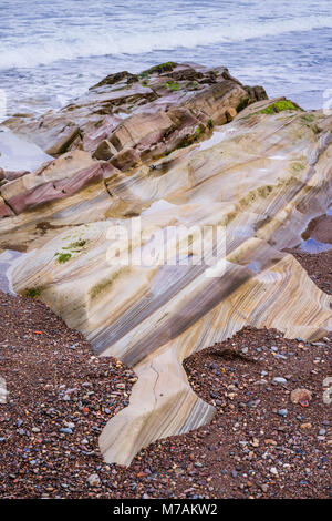 Spittal Beach, Berwick-upon-Tweed, Northumberland UK - arenaria rossa rivelata strata dalla marea. Foto Stock