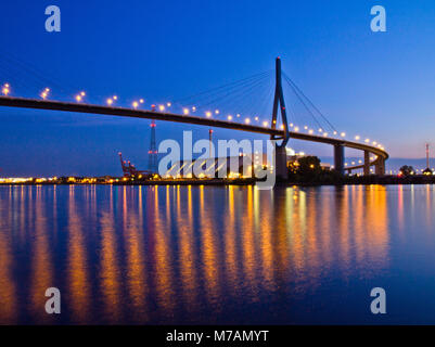 Amburgo, Harbour Bridge Köhlbrand, la luce di riflessione, atmosfera serale Foto Stock