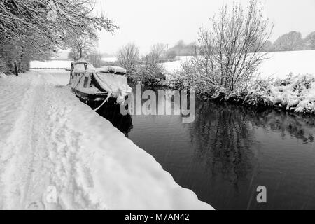 Un Narrowboat coperto di neve può essere visto ormeggiata su il Llangollen Canal Foto Stock