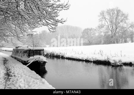 Un Narrowboat coperto di neve può essere visto ormeggiata su il Llangollen Canal Foto Stock