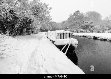 Un Narrowboat coperto di neve può essere visto ormeggiata su il Llangollen Canal Foto Stock