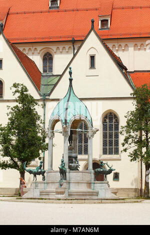 Fontana nella parte anteriore del St. Mang Kirche sulla St. Mang Platz (Piazza), la Città Vecchia, Kempten, Algovia, Alta Svevia, Baviera, Germania, Europa Foto Stock