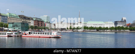 Jungfernstieg con l'Alster interno, pier e Fairmount-Hotel Vier Jahreszeiten, Neustadt, Amburgo, Germania, Europa Foto Stock