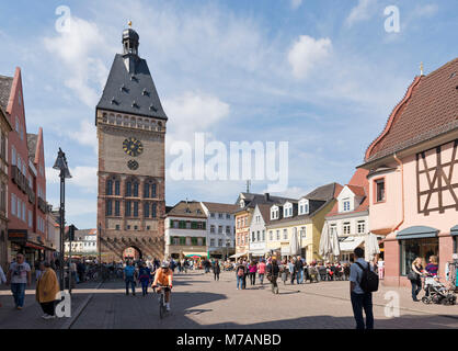 Speyer, Maximilianstraße con Das Altpörtel il western town gate di Speyer e parte della fortificazione medievale. Foto Stock