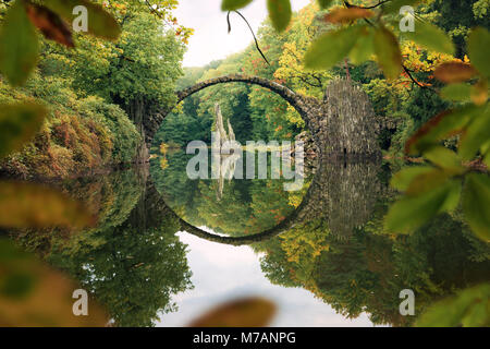 Ponte Rakotz di azalee e rododendri Park Kromlau in Sassonia, Germania Foto Stock